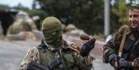 Rebelde pró-Rússia segura granada em posto de verificação perto do aeroporto de Donetsk. 10/09/2014  Foto: Marko Djurica / Reuters