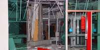<p>Caixas da ag&ecirc;ncia do Banco Santander ficaram destru&iacute;dos ap&oacute;s as explos&otilde;es</p>  Foto: Nivaldo Lima / Terra