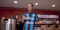 Ronaldinho usará a camisa número 49 no clube mexicano  Foto: Alfredo Estrella / AFP