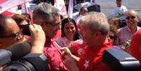 Alexandre Padilha faz campanha em Sapopemba, na zona leste de SP, ao lado do ex-presidente Lula  Foto: Débora Melo / Terra