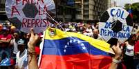 Manifestantes em protesto contra o governo de Nicolás Madura, em Caracas, na Venezuela, no dia 24 de junho deste ano  Foto: Carlos Garcia Rawlins/Reuters