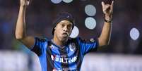 <p>Ronaldinho faz gesto tradicional em apresentação para a torcida; três dias para adaptação</p>  Foto: Victor Straffon / AFP