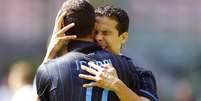 Hernanes e Icardi comemoram gol da Inter de Milão   Foto: Stefano Rellandini / Reuters