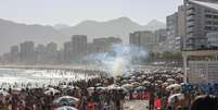 <p>Polícia contém tumulto em Ipanema com bomba de efeito moral</p>  Foto: Renan Spencer Trindade / vc repórter