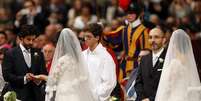 Casais receberam a benção do Papa neste domingo  Foto: Reuters