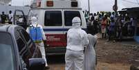 <p>Trabalhadores levam mulher suspeita de estar com Ebola para ambulância em Monróvia</p>  Foto: James Giahyue / Reuters