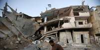 Palestino faz café perto das ruínas de sua casa, destruída pela ofensiva militar isralense na Faixa de Gaza. 10/09/2014  Foto: Suhaib Salem / Reuters