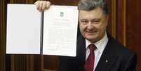 Poroshenko mostra documento de acordo da Ucrânia com a União Europeia  Foto: Valentyn Ogirenko / Reuters