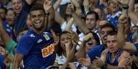 Alisson faz a festa com a torcida do Cruzeiro em duelo com o Atl&eacute;tico-PR no Mineir&atilde;o  Foto: Denis Dias / Gazeta Press