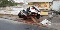 Com o impacto, o carro e o poste foram cortados ao meio e o homem morreu preso às ferragens  Foto: Divulgação