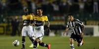 Fábio Ferreira protege a bola no clássico entre Figueirense e Criciúma  Foto: Cristiano Andujar / Getty Images 