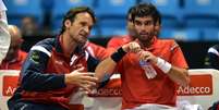 <p>Moyá ao lado de Andujar em duelod a Davis contra o Brasil</p>  Foto: Nelson Almeida / AFP