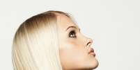 Cabelo loiro claro e platinado devem evitar o &oacute;leo de argan como tratamento   Foto: Serov/Shutterstock