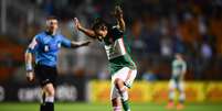 Valdivia comete falta e, com a bola parada, pisa no defensor do Flamengo  Foto: Djalma Vassão / Gazeta Press