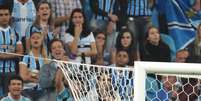 <p>Aranha cumprimenta parte da torcida que não o vaiou</p>  Foto: Ricardo Rimoli / Agência Lance