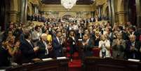 <p>Membros do parlamento catal&atilde;o aplaudem em Barcelona a aprova&ccedil;&atilde;o da lei que autoriza a realiza&ccedil;&atilde;o de um referendo sobre a independ&ecirc;ncia da regi&atilde;o</p>  Foto: Albert Gea  / Reuters