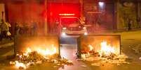 Camelôs atearam fogo no lixo para atrapalhar a ação da polícia  Foto: Marcio Ribeiro / Futura Press