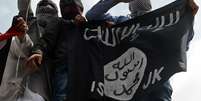 <p>Militantes do Estado Islâmico exibem bandeira do grupo jihadista</p>  Foto: AFP
