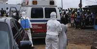<p>Agentes de saúde recolhem mulher suspeita de ter sido infectada pelo vírus ebola, em Monróvia, Libéria, em 15 de setembro</p>  Foto: James Giahyue / Reuters