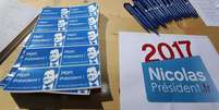 Adesivos com imagem do ex-presidente franc&ecirc;s Nicolas Sarkozy em mesa durante reuni&atilde;o da juventude do partido UMP em Nice. 06/09/2014  Foto: Eric Gaillard / Reuters