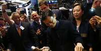 Operadores na bolsa de Nova York na estreia da negociação das ações da empresa chinesa de e-commerce Alibaba.  Foto: Brendan McDermid / Reuters