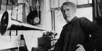 Thomas Edison ao lado de uma de suas maiores invenções, o fonógrafo, primeiro aparelho da história capaz de gravar e reproduzir sons  Foto: Hulton Archive/Stringer / Getty Images