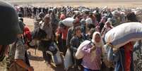 Centenas de refugiados curdos estão na fronteira da Turquia nesta sexta-feira  Foto: Stringer / Reuters