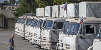 <p>Um homem caminha em dire&ccedil;&atilde;o a um comboio russo que transporta&nbsp;ajuda humanit&aacute;ria para&nbsp;Donetsk, leste da Ucr&acirc;nia, em 20 de setembro</p>  Foto: Marko Djurica / Reuters