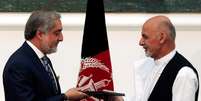 <p>Candidatos presidenciais rivais Abdullah Abdullah (&agrave; esquerda) e Ashraf Ghani trocam acordos assinados para o governo de unidade afeg&atilde;o,&nbsp;em Cabul, em 21 de setembro&nbsp;</p>  Foto: Omar Sobhani / Reuters