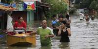 <p>Moradores usam um pequeno barco para o transporte de uma mulher por uma rua inundada após a tempestade tropical Fung-Wong, na província de Rizal, a leste de Manila, em 20 de setembro</p>  Foto: Romeo Ranoco  / Reuters