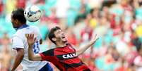 Jogadores disputam bola pelo alto na Fonte Nova  Foto: Felipe Oliveira / Getty Images 