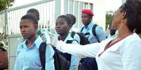 <p>Estudantes passaram por exame e tiveram temperatura medida na volta às aulas em Abuja</p>  Foto: Stringer / Reuters