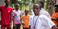Agentes foram de casa em casa, em Serra Leoa, para procurar possíveis corpos e casos de infectados por ebola  Foto:  Michael Duff / AP