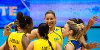 Brasileiras comemoram vitória sobre a Bulgária por 3 sets a 0  Foto: FIVB / Divulgação