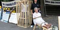 Manifestantes protestam contra objetos de tortura fabricados na China  Foto: Michel Porro / Getty Images 
