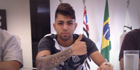 <p>Gabriel assinou renovação com o Santos</p>  Foto: Twitter / Reprodução