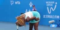 Serena Williams passou mal ainda no primeiro set  Foto: AFP