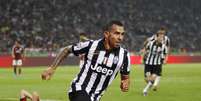 <p>Carlos Tevez em ação com a camisa da Juventus</p>  Foto: AP Images