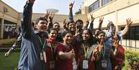 <p>Cientistas indianos e funcionários da Organização de Pesquisa Espacial comemoram o sucesso da missão Mars Orbiter no complexo de Telemetria, Rastreamento e Comando de Rede em Bangalore, Índia, nesta quarta-feira, 24 de setembro</p>  Foto: Aijaz Rahi / AP