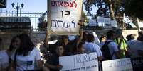 Palestinos protestaram contra presença de judeus em local sagrado por ocasião do Ano Novo judeu  Foto: Ronen Zvulun  / Reuters