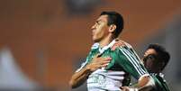 <p>Lúcio fez o primeiro gol da vitória do Palmeiras</p>  Foto: Helio Suenaga / Gazeta Press