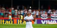 Denilson pede ajuda aos céus  Foto: Alexandre Schneider / Getty Images 