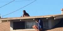 Momento terrível foi fotografado: atriz se esconde em telhado para fugir de invasor  Foto: Twitter