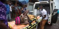 <p>Mulher grávida com suspeita de estar com ebola é levada para ambulância em Freetown</p>  Foto: Bindra / Reuters