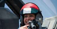  A primeira piloto dos Emirados, a major da Força Aérea, Mariam Al Mansouri, 35 anos, dirige um caça F-16  Foto: HO / AFP