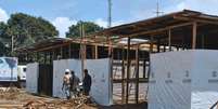 Construção de centro para tratamento de Ebola em Monróvia, na Libéria. 26/09/2014  Foto: James Giahyue / Reuters