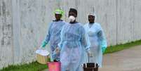 <p>Trabalhadores de saúde levam baldes com desinfetante em nova clínica para tratamento de Ebola em Monróvia, na Libéria</p>  Foto: James Giahyue / Reuters