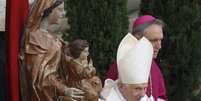 O ex-papa Bento 16 ao chegar para um cerimônia no Vaticano. 27/04/2014.  Foto: Stefano Rellandini / Reuters