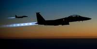 <p>Caças F-15E da Força Aérea dos EUA sobrevoam o Iraque após realizar ataques na Síria </p>  Foto: Força Aérea dos EUA / Reuters