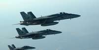 <p>Jatos F-18E Super Hornets sobrevoam a Síria</p>  Foto: AP